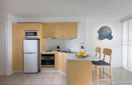 Airlie Beach Hotel | Serene Ocean View at Water's Edge Resort with Pool & Spa