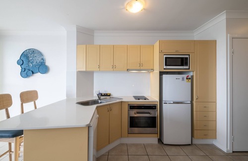 Airlie Beach Hotel | Serene Ocean View at Water's Edge Resort with Pool & Spa