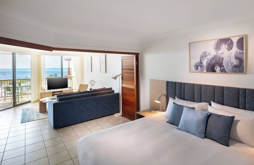 Airlie Beach Hotel | Serene Ocean View at Water's Edge Resort with Pool & Spa