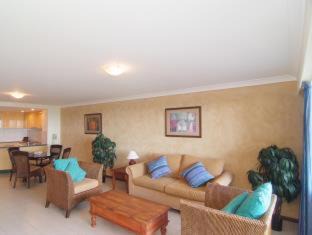 Airlie Beach Resort | Oceanfront Retreat at Water's Edge Resort with Pool & Hot Tub