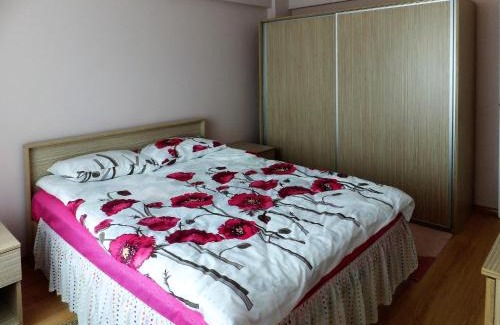 Atakoy Apartment | Family-Friendly Ataköy Apart with Kitchen Amenities