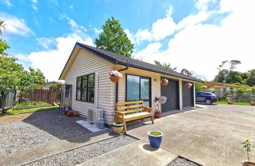 Paraparaumu Apartment | Ideal Atarau Grove Studio: Spa & Hot Tub Retreat Awaits