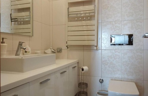 Atasehir Apartment | Elegant Ataşehir Residence with Pool and Family Amenities
