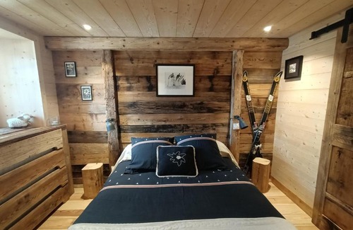 Vacheresse House | Oceanfront Atelier des Sapins Blancs with Hot Tub & Breakfast