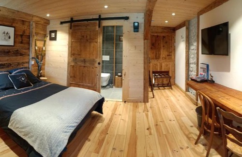 Vacheresse House | Oceanfront Atelier des Sapins Blancs with Hot Tub & Breakfast