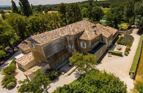 Colonzelle Apartment | Atelier: Pet-Friendly Retreat with Pool and Family Comfort