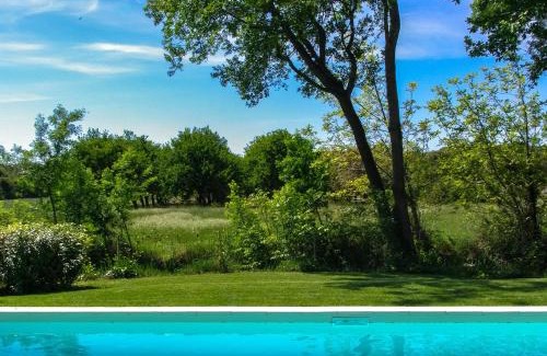Colonzelle Apartment | Atelier: Pet-Friendly Retreat with Pool and Family Comfort