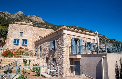 Molaoi House | Top-Rated Atelier: Ideal for Family Getaways