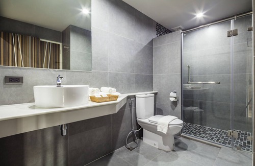 Phlabphla Hotel | Inviting Atelier Suites: Family-Friendly with Breakfast & Kitchen