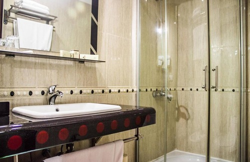 El Ensanche Hotel | Elegant Atenas Hotel: Spa, Restaurant, and Family-Friendly