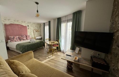 Old Town House | Inviting ATENEO CUENCA: Rooms with Kitchen & Breakfast