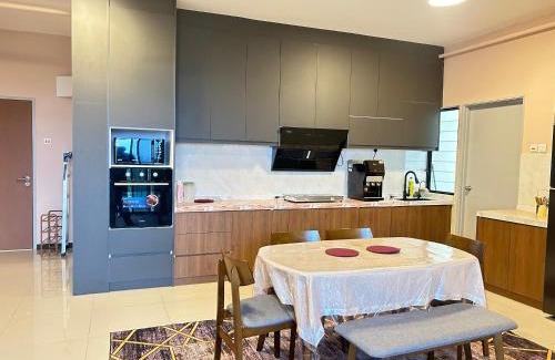 Labu Apartment | Atenza Homestay Residensi KLIA Condominium, 4 bedrooms 3 bathrooms , Near KLIA and Sepang F1