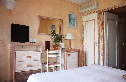 Grimaud Hotel | Discover Athénopolis: Top-Rated Hotel with Pool & Spa