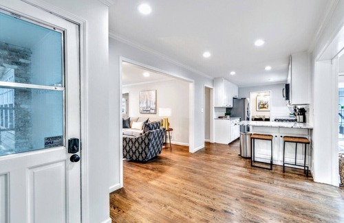 Windwood House | Comfortable Dunwoody 5BR Retreat - Pet Friendly and Welcoming