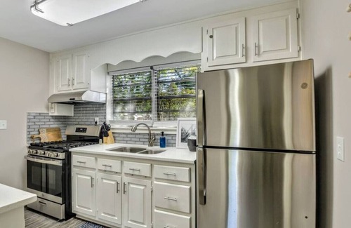 Hiram House | Pet-Friendly Hiram 2BR Retreat with Fenced Yard & Breakfast