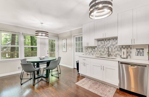 Dunwoody House | Pet-Friendly Retreat for 6 with Kitchen & Breakfast Included