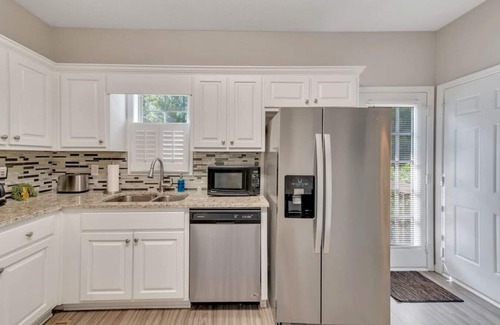 Acworth House | Moonlight Retreat: Pet-Friendly Stay for 6, Rated 10/10