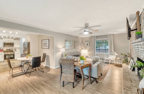 Woodstock House | Pet-Friendly Retreat for 8 with Kitchen & Breakfast Included