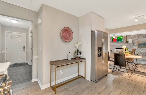 Woodstock House | Pet-Friendly Retreat for 8 with Kitchen & Breakfast Included