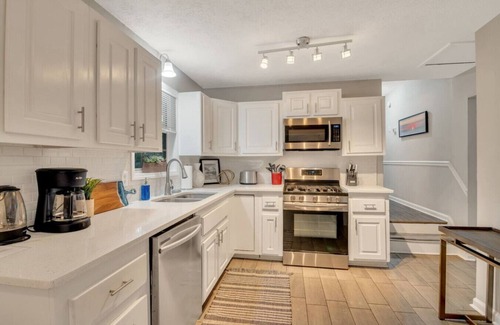 Woodstock House | Pet-Friendly Retreat for 8 with Kitchen & Breakfast Included