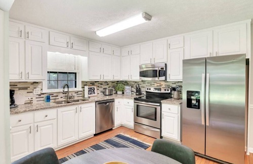 Marietta House | Pet-Friendly Retreat for 8 with Kitchen & Breakfast Included