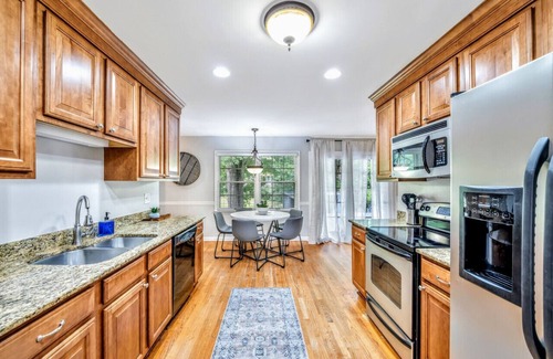 East Cobb House | Pet-Friendly Retreat Near Walton HS with Kitchen & Breakfast