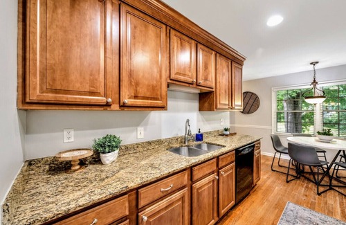 East Cobb House | Pet-Friendly Retreat Near Walton HS with Kitchen & Breakfast