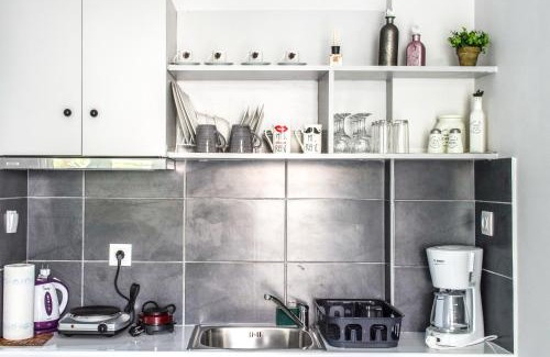 Ilioupoli Apartment | Convenient Stay 8 Min from Acropolis with Breakfast