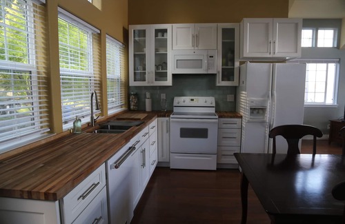 Olympia Cottage | Romantic Athens Beach Waterfront Escape with Ocean Views