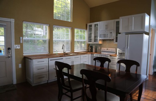 Olympia Cottage | Romantic Athens Beach Waterfront Escape with Ocean Views