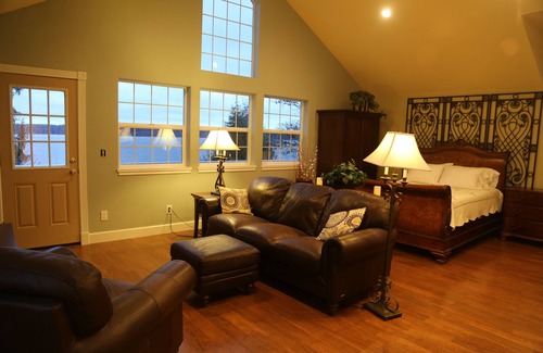 Olympia Cottage | Romantic Athens Beach Waterfront Escape with Ocean Views