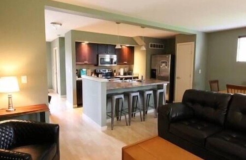 Athens House | Elegant Athens City Townhouse with 2 King Masters & Breakfast