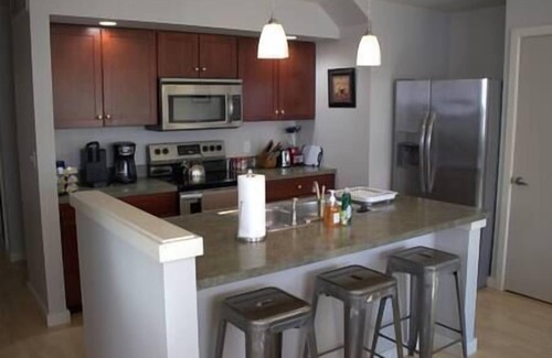 Athens Apartment | Prime Athens City Townhouse with Breakfast & King Masters