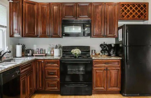 Athens House | Discover Athens: Pet-Friendly Retreat 1 Mile from Downtown