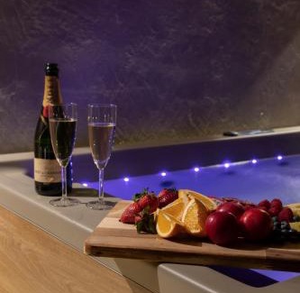 Attiki Apartment | Skyline Open View Suite with Jacuzzi Near Metro Station