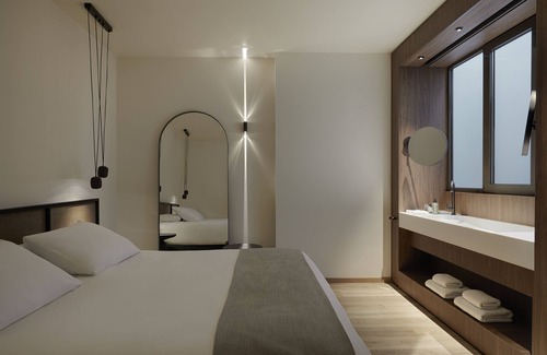 Plaka House | Discover Athens Woo Suites: Eco-Friendly 4-Star Retreat