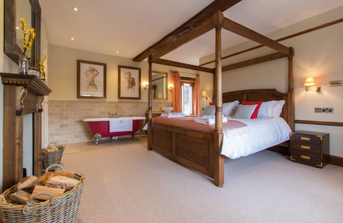 Ilminster Other | Discover Atherstone Farmhouse: Ideal for Family Getaways