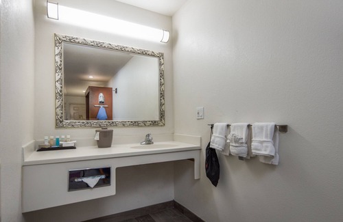 Redwood City Hotel | Discover Atherton Park Inn & Suites: Family-Friendly Comfort
