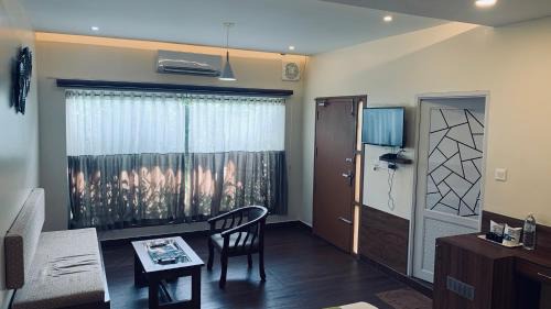 Irinjalakuda Resort | Relax at Athirappilly Polaris Resort with Oceanfront Views
