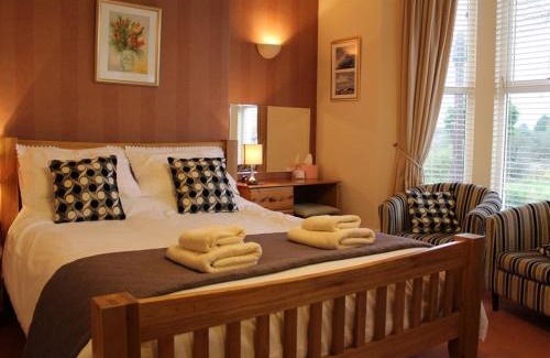 Muston Bed & Breakfast | Discover Athol House: Family-Friendly with Pool Access