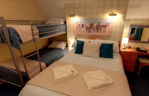 Muston Bed & Breakfast | Discover Athol House: Family-Friendly with Pool Access
