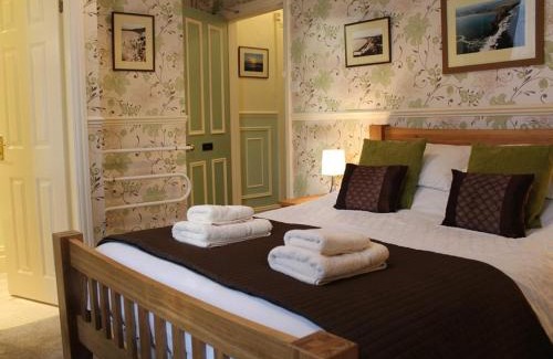 Muston Bed & Breakfast | Discover Athol House: Family-Friendly with Pool Access