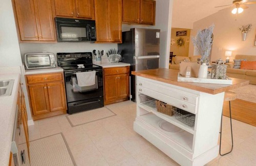 Houston County House | Pet-Friendly Suburban Retreat with Fenced Yard & Top Ratings