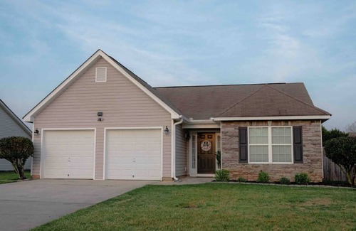 Houston County House | Pet-Friendly Suburban Retreat with Fenced Yard & Top Ratings