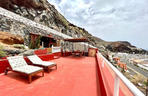 Puerto de la Estaca Apartment | Cozy 2-Bedroom Apartment with Ocean Views, Steps from Beach