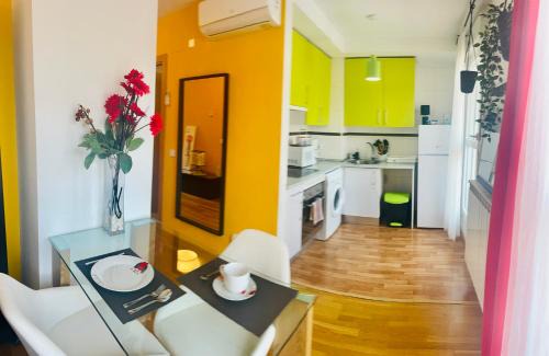 San Diego Apartment | Convenient ATICO & TERRAZA: 6 Min to ATOCHA Metro