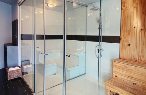 Macrodistrito Sur Hotel | Atix Hotel: Eco-Friendly Haven with Pool & Spa Retreat