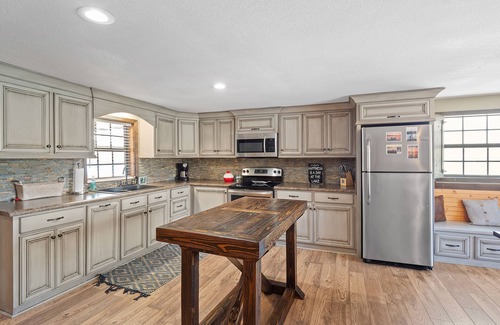 Arley House | Atkins Point: Perfect Lakeside Retreat with Boat Launch