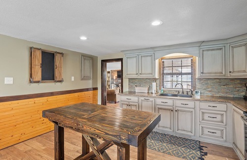 Arley House | Atkins Point: Perfect Lakeside Retreat with Boat Launch