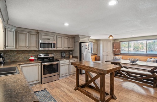Arley House | Atkins Point: Perfect Lakeside Retreat with Boat Launch